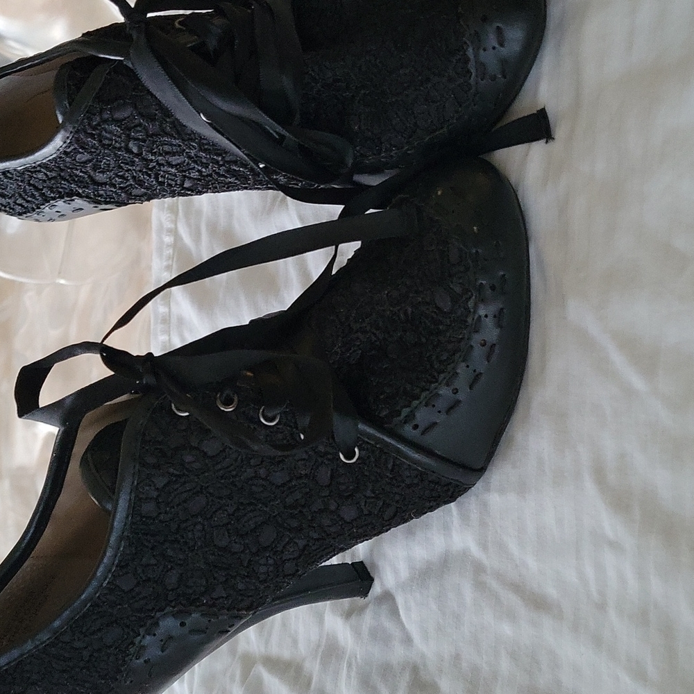 Shoes - Picture 2 of 7